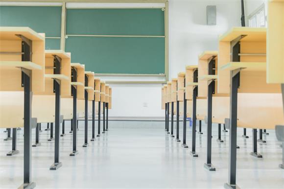 摄图网_500383408_毕业季校园空荡荡的大学教室（企业商用）