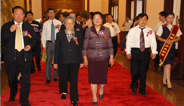全国政协副主席钱正英（左一）、十五届中央委员顾秀莲（左三）、国务院扶贫主任，政协常委胡富国（左一）、北方汽车专修学校曹振峰董事长（右一）在人民大会堂共同出席北方学校七千万扶贫工程