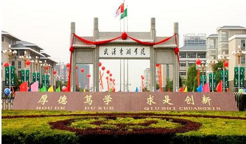 武汉东湖学院宿舍环境怎么样？管得严不严？