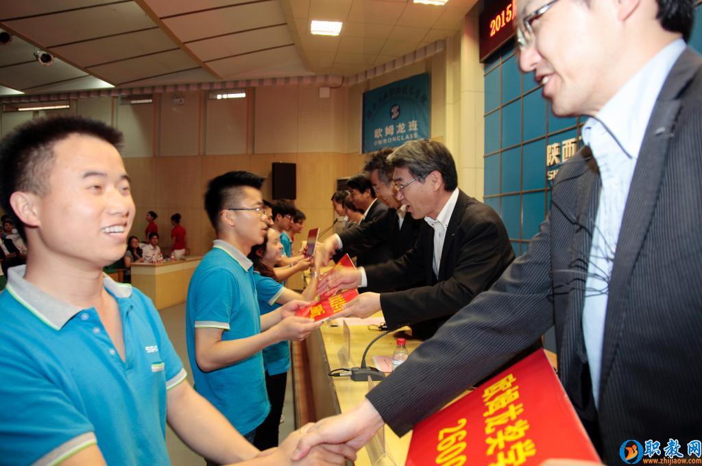 与会领导还为订单班优秀毕业生颁发奖学金