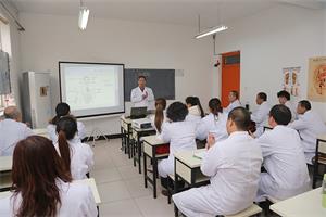 哪个学校有零基础针灸推拿班？   