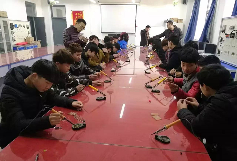汽车美容装具钣金喷漆北方汽车专修学校北方汽车教育集团